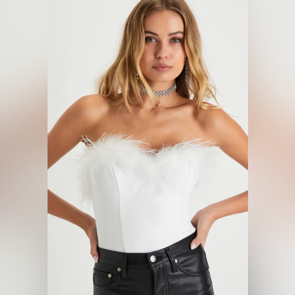 Flair for the Fabulous White Feather
Cropped Tube Top
